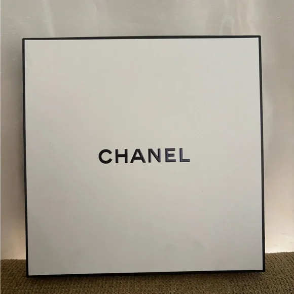 CHANEL Black and White Gift Box - Picture 2 of 5